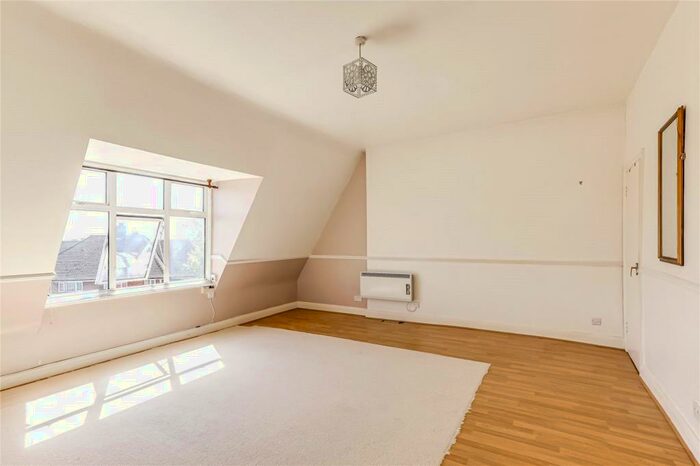 Studio To Rent In Wades Hill, London, N21