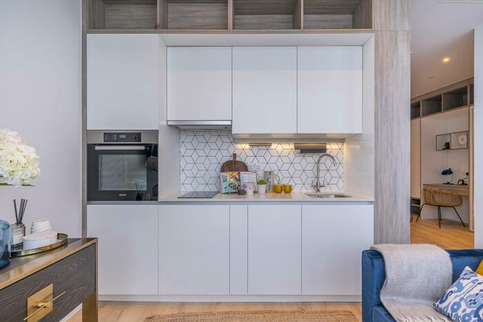 Apartment To Rent In Aviator Park Two, Addlestone, KT15