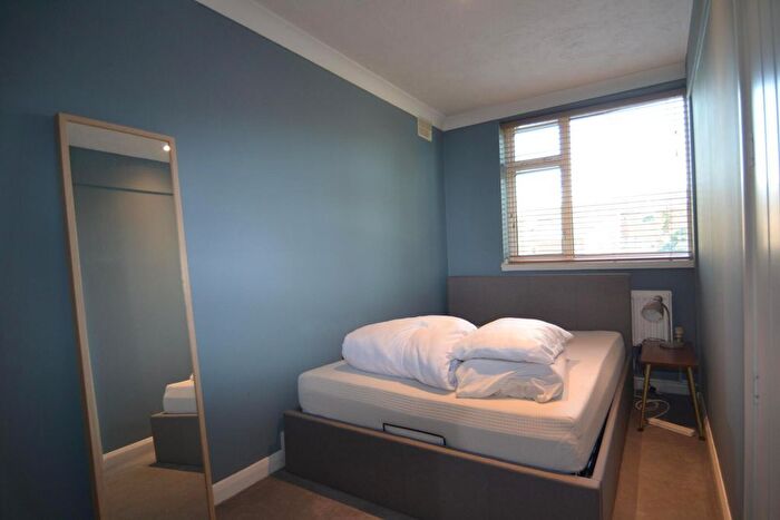 1 Bedroom Flat To Rent In Tabard House, Upper Teddington Road, KT1