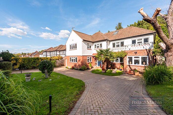 5 Bedroom Detached House For Sale In Sandhurst Way, South Croydon, CR2