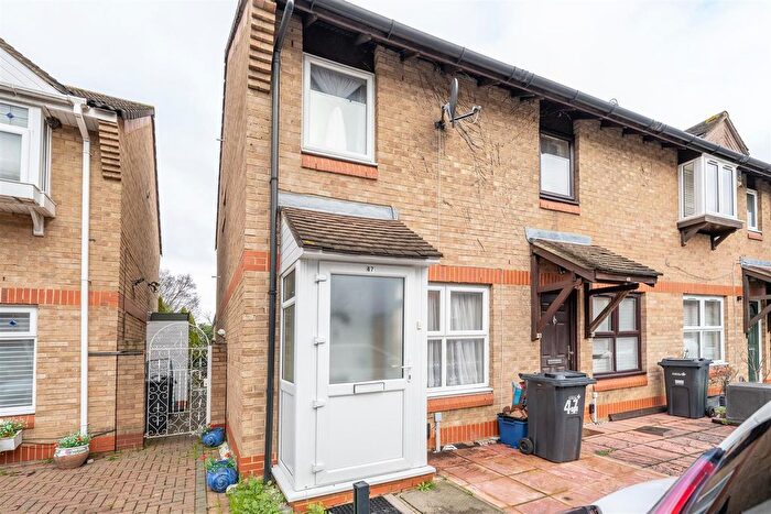 2 Bedroom End Terrace House For Sale In Hookstone Way, Woodford Green, IG8