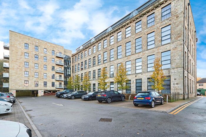 2 Bedroom Flat For Sale In Low Lane, Horsforth, Leeds, LS18