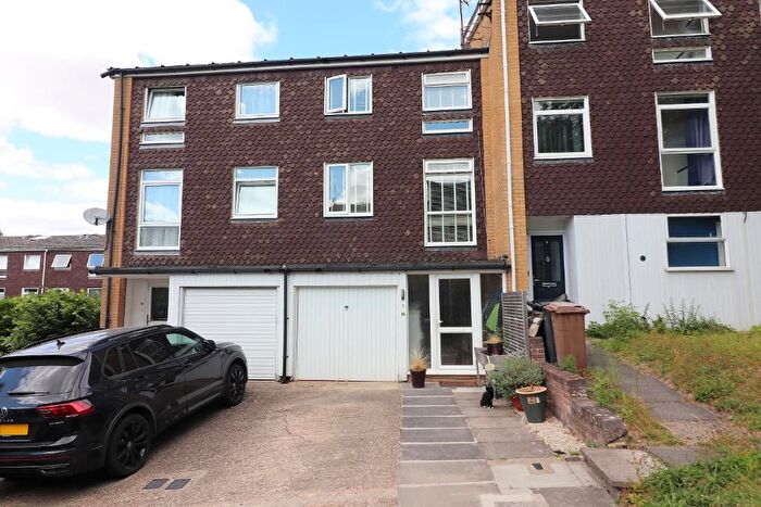 4 Bedroom Town House For Sale In Trowbridge Gardens, Luton, Bedfordshire, LU2