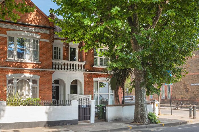 2 Bedroom Flat For Sale In Wandsworth Bridge Road, Sands End, SW6