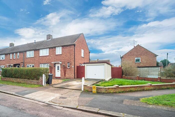 3 Bedroom Semi Detached House For Sale In Gloucester Crescent, Rushden, Northamptonshire, NN10