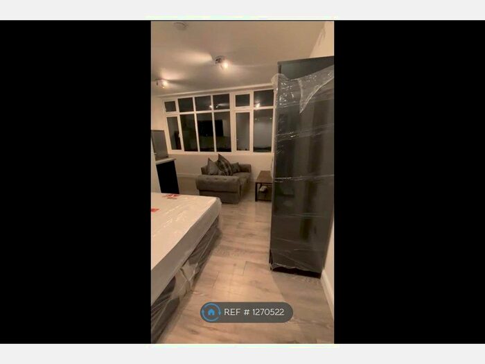 Studio To Rent In High Road, London N12