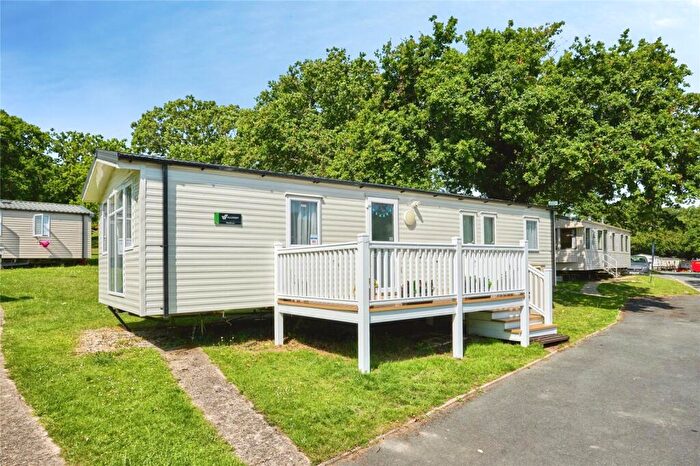 3 Bedroom Park Home For Sale In Thorness Lane, Cowes, Isle Of Wight, PO31