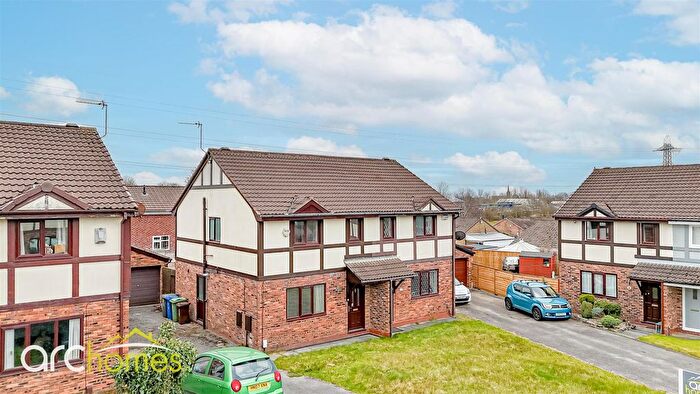3 Bedroom Semi-detached House For Sale In Peel Close, Atherton, Manchester, M46
