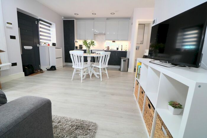 2 Bedroom Terraced House To Rent In High Street, Dorking, RH4