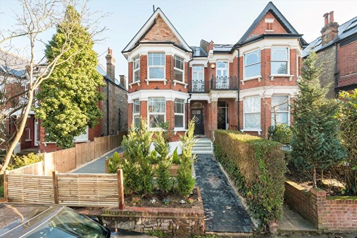 2 Bedroom Flat For Sale In Colney Hatch Lane, London, N10