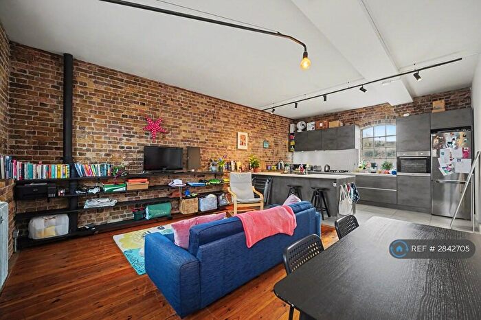 3 Bedroom Flat To Rent In Surrey Square, London, SE17