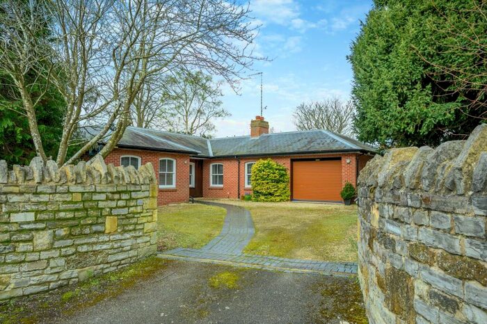 3 Bedroom Bungalow For Sale In Manor Lane, Kineton, Warwick, Warwickshire, CV35