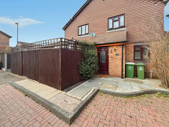 1 Bedroom End Of Terrace House For Sale In Cheswick Close, Crayford, Dartford, DA1