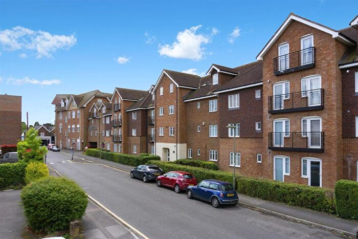 2 Bedroom Flat For Sale In Lumley Road, Horley, RH6