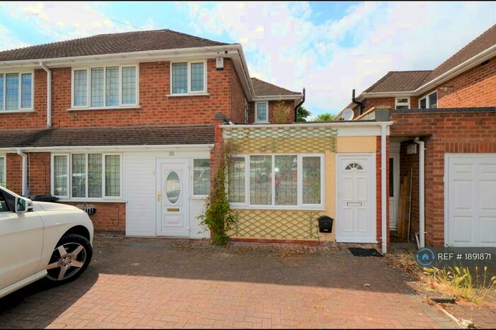 3 Bedroom Maisonette To Rent In Whitehouse Common Road, Sutton Coldfield, B75