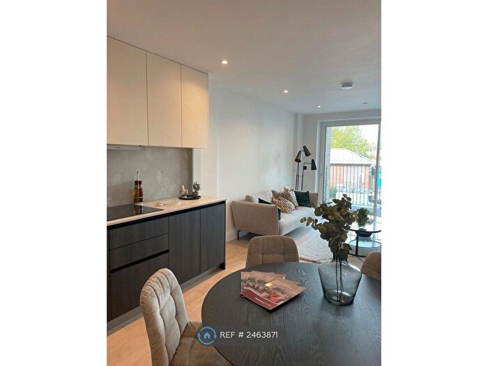 3 Bedroom Flat To Rent In High Road Leyton, London, E10