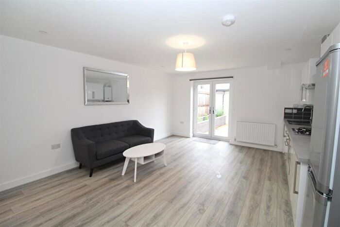 1 Bedroom Flat To Rent In Caerphilly Road, Birchgrove, Cardiff, CF14