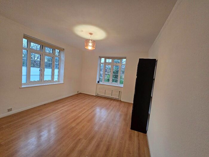 1 Bedroom Flat To Rent In North Circular Road, London, NW11