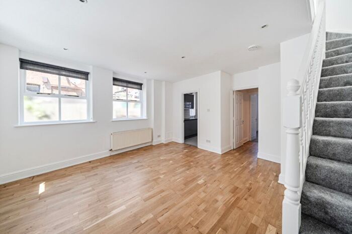 4 Bedroom Mews To Rent In Montague Road London, N8