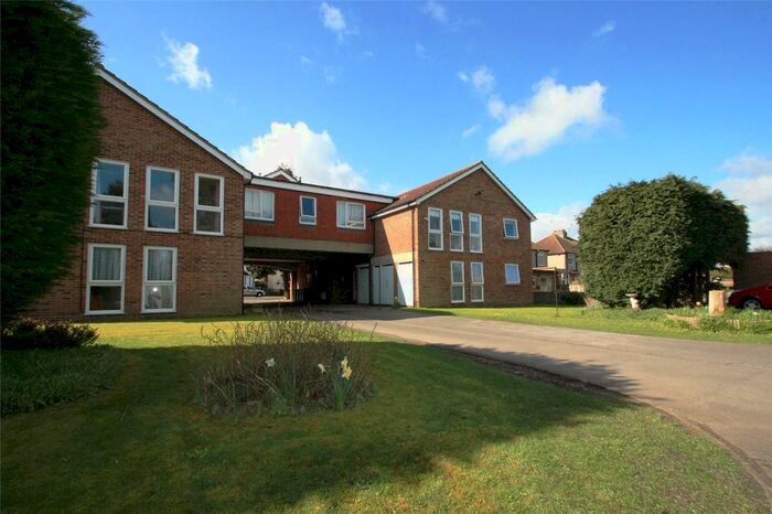 2 Bedroom Flat To Rent In Paul Court, Hythe Park Road, Egham, Surrey, TW20