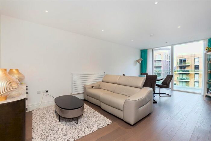 3 Bedroom Flat To Rent In Queenshurst Square, Kingston Upon Thames, KT2