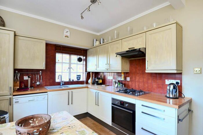 3 Bedroom Flat To Rent In Edith Grove, Chelsea, London, SW10