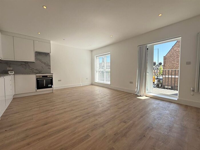 2 Bedroom Flat To Rent In Banister Road, Queens Park, W10