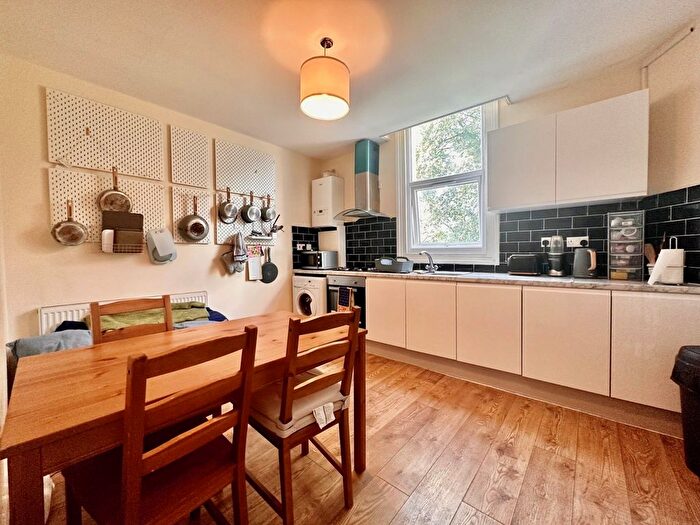 4 Bedroom Flat To Rent In South Lambeth Road, SW8