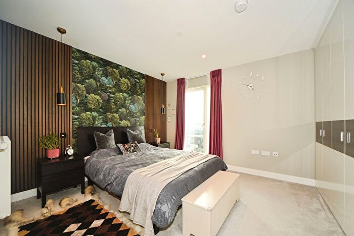 3 Bedroom Flat For Sale In Plowden Road, London, SE3