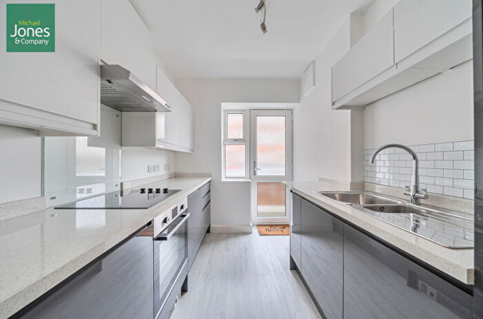 2 Bedroom Flat To Rent In Winchelsea Gardens, Worthing, West Sussex, BN11
