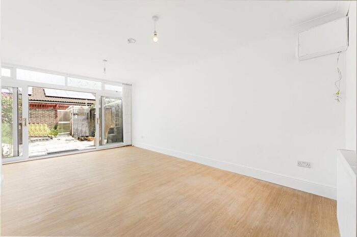 4 Bedroom Bungalow To Rent In Inglesham Walk, Hackney, E9