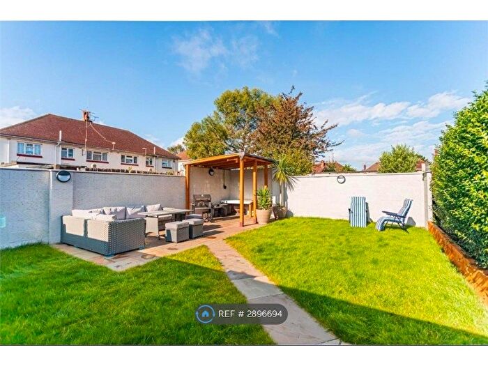2 Bedroom Flat To Rent In Trinidad Crescent, Poole, BH12