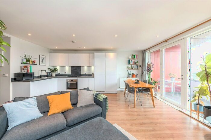 2 Bedroom Flat To Rent In St. James's Crescent, London, SW9