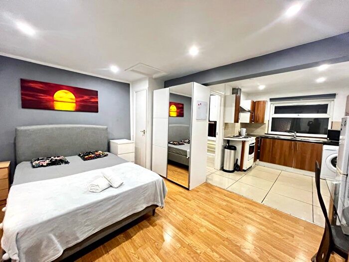 Studio To Rent In Bethnal Green Road, London, E2