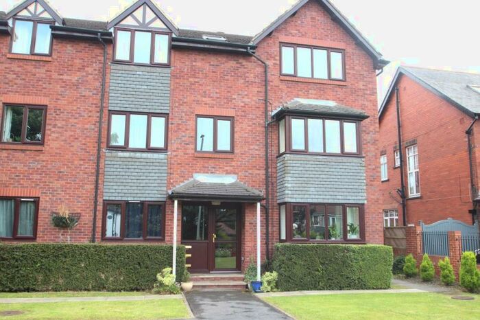 2 Bedroom Flat To Rent In The Gables, North Park Avenue, Leeds, LS8