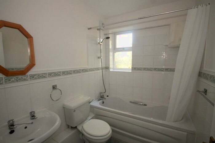 2 Bedroom Apartment To Rent In Bowes Close, Horsham, RH13