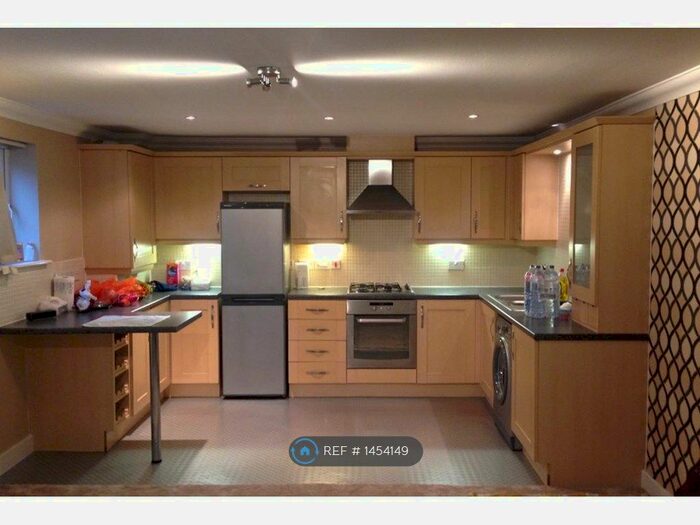 2 Bedroom Flat To Rent In Thornycroft Close, Newbury, RG14