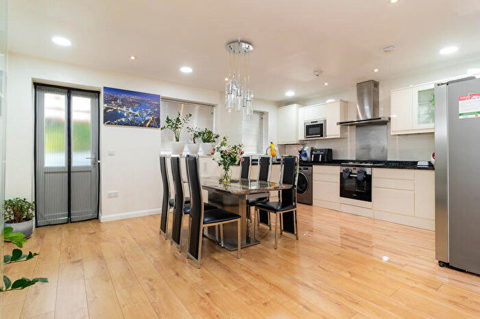 3 Bedroom Maisonette For Sale In Croydon Road, Caterham, CR3