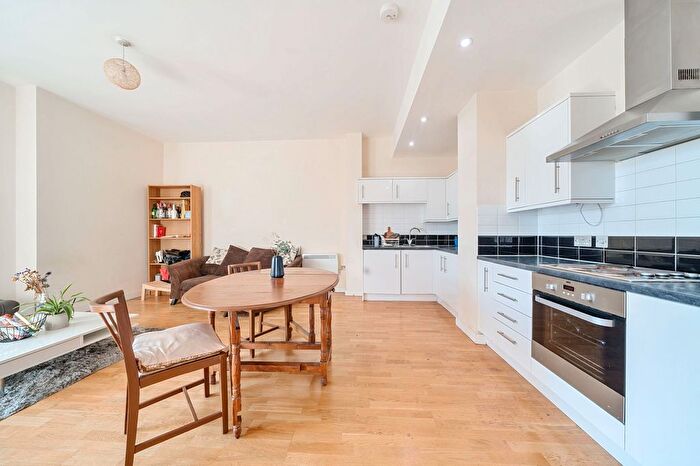 2 Bedroom Flat To Rent In Axminster Road, London, N7