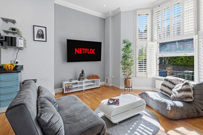 1 Bedroom Flat For Sale In Bedford Road, London, SW4
