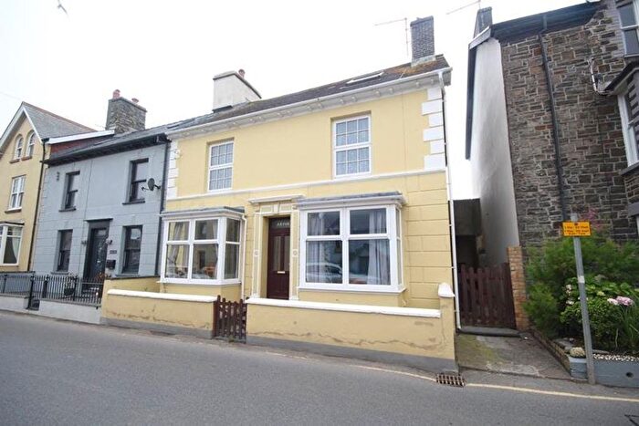 3 Bedroom Property To Rent In High Street, Borth, SY24