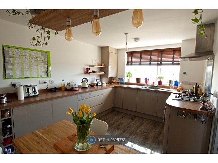 3 Bedroom Flat To Rent In Martin House, New Malden, KT3