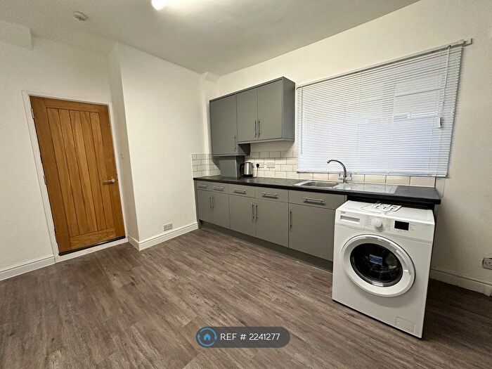 3 Bedroom Flat To Rent In Stapleton Road, Bristol, BS5