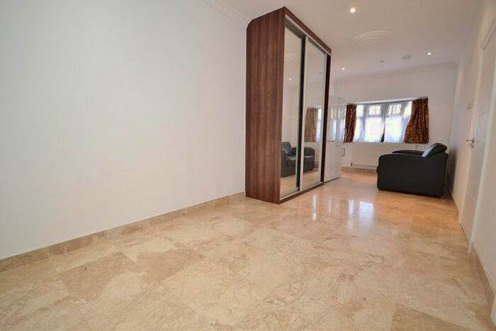 Studio To Rent In Craven Gardens, Barkingside, Ilford, IG6