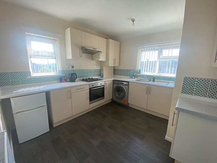 2 Bedroom Flat To Rent In Lymington Drive, Bradford, West Yorkshire, BD4