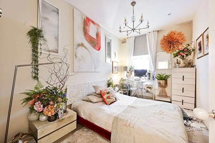 2 Bedroom Flat To Rent In Eardley Crescent, Earls Court, London, SW5