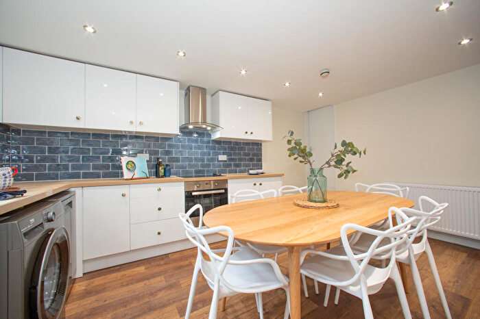 6 Bedroom Terraced House To Rent In Headingley Avenue, Headingley, Leeds, LS6