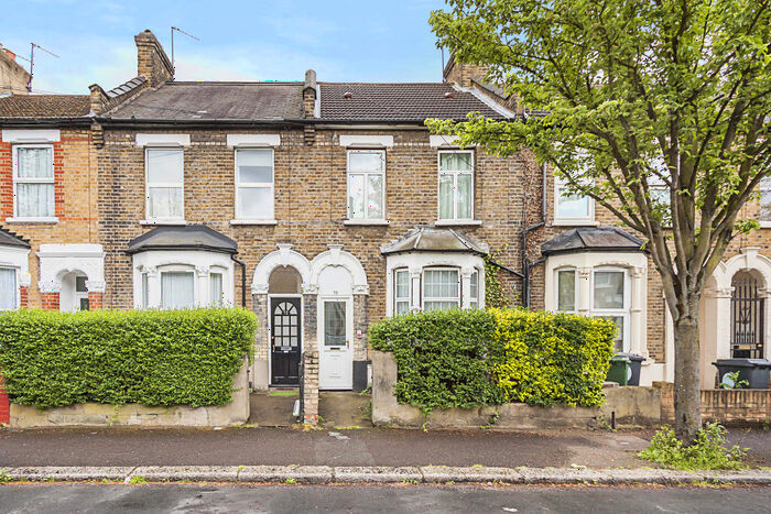 2 Bedroom Flat To Rent In Leslie Road, Leyton, E11