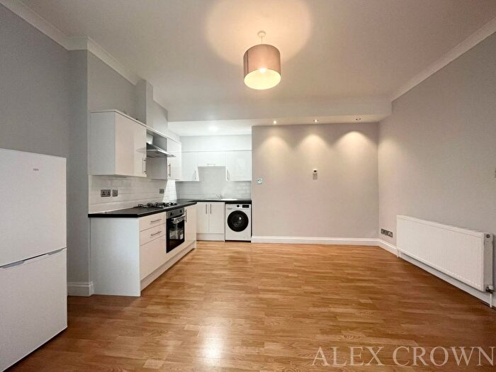 3 Bedroom Flat To Rent In Crouch Hall Road, Crouch End, N8
