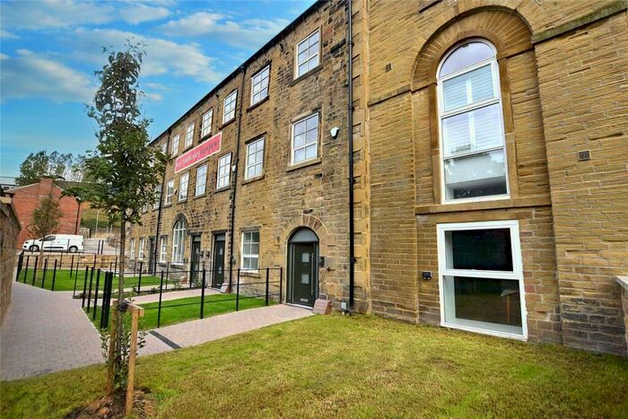4 Bedroom Town House To Rent In Bobbin Row, Leeds, West Yorkshire, LS12